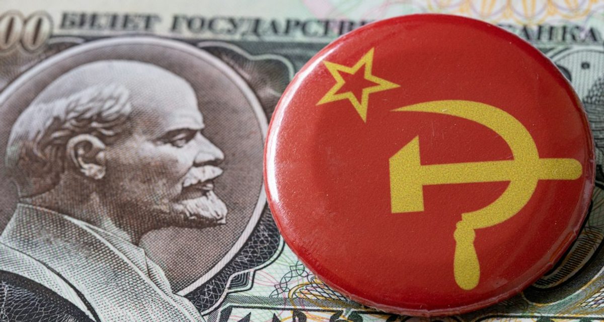 Жительница поселка Карца приютила семью, а гостью подозревают в двух кражах 260 тысяч рублей