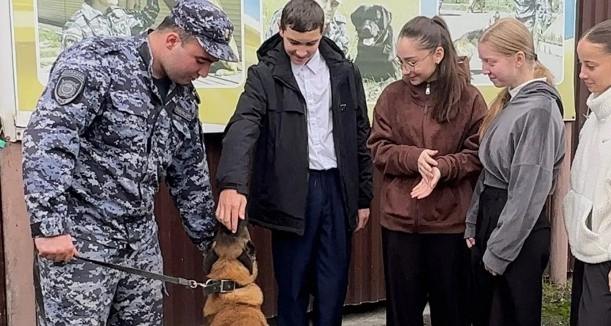 Девятиклассники из Алагира увидели, как полицейские готовят служебных собак