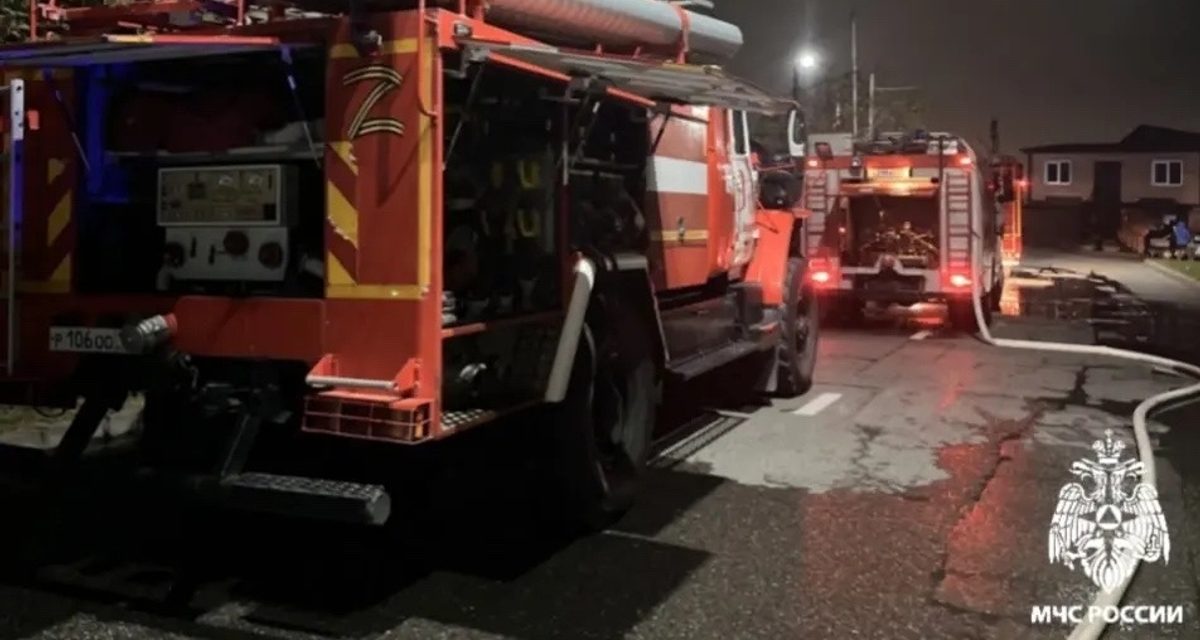 В Октябрьском пожарные потушили кровлю, стены и перекрытия трёхэтажного дома
